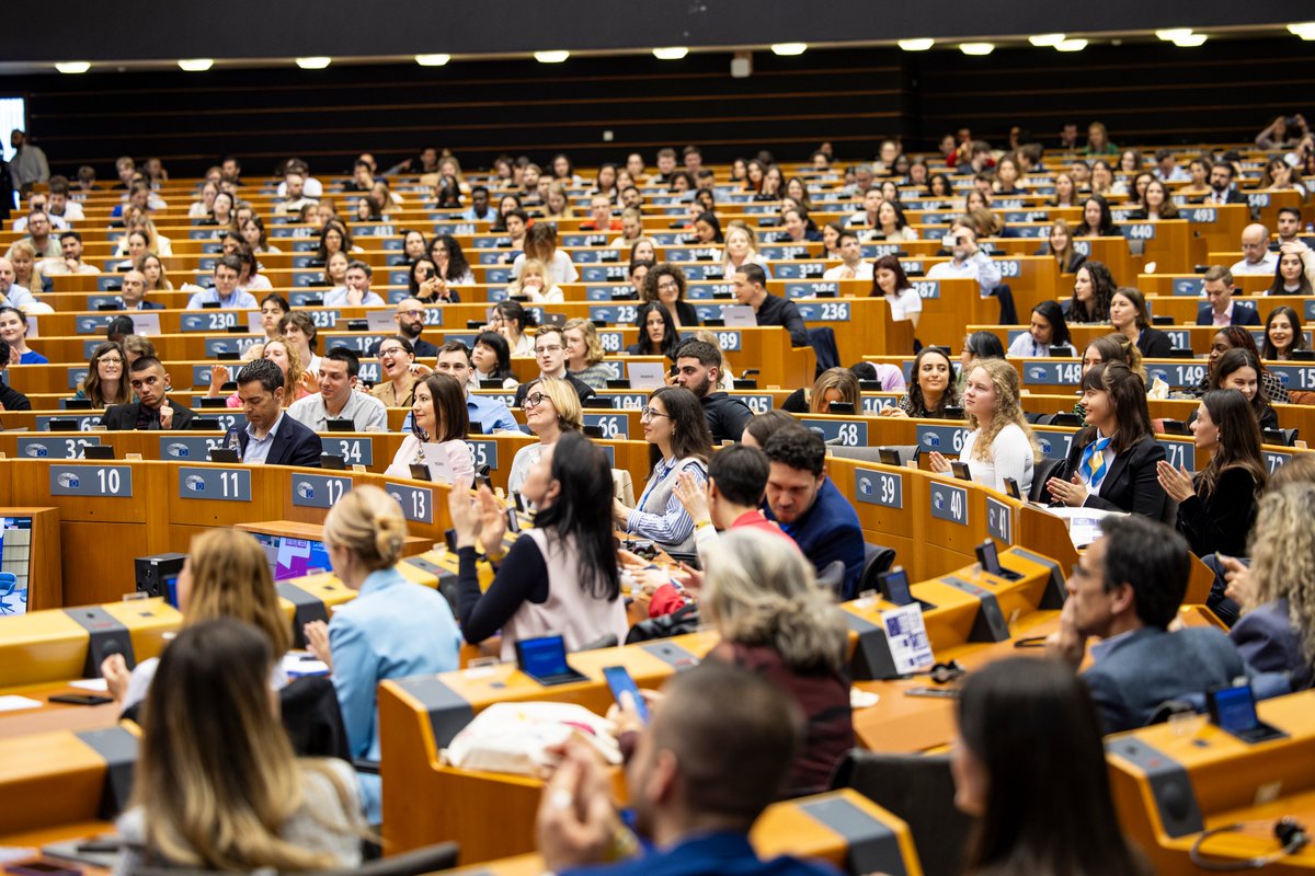 #Throwback to #EUYouthWeek last week ✨

Youth from all over Europe had the opportunity to learn more about #EUEnlargement & their crucial role in policy making 🤝

Our #YEAs from 🇧🇦🇬🇪🇲🇩🇲🇰🇷🇸🇺🇦 also had the chance to share their views & expectations with 🇪🇺#EU representatives.