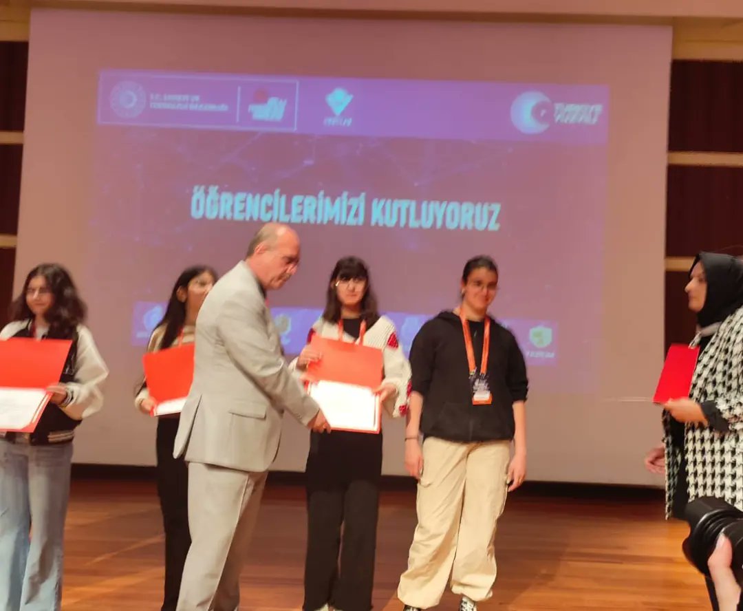 TÜBİTAK Ortaokul Öğrencileri Araştırma Projeleri Bölge Finaline katılan ekibimiz, Teknoloji ve Tasarım dalında Bölge birincisi oldu. Öğretmenimiz İnan AKYOL'u, öğrencilerimiz Zeynep BALİ ve Naz YÜKSEL' i tebrik ederiz. <a href="/drhamzaydogdu/">Hamza Aydoğdu</a> <a href="/ervalilik/">Erzincan Valiliği</a> <a href="/ErzincanMEM/">Erzincan İl Millî Eğitim Müdürlüğü</a> <a href="/haciomerkartal/">Hacı Ömer KARTAL</a>