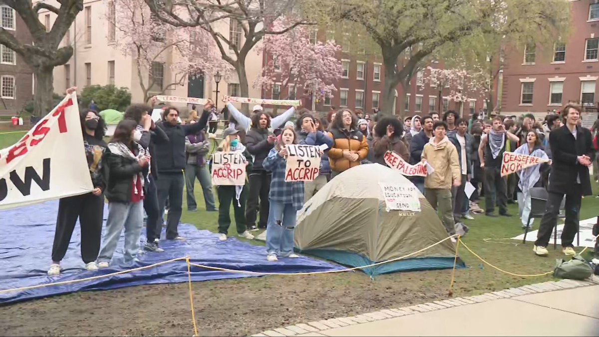 Brown students set up an encampment to protest Israeli action in Gaza. Now on @NBC10 Sunrise @allegrazamore is live on campus turnto10.com/news/local/bro…