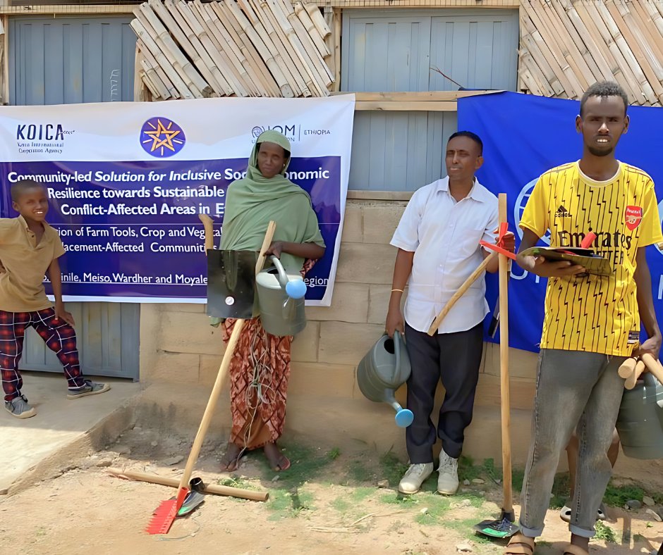 Empowering families through sustainable livelihoods 🌿

IOM Ethiopia distributed farming tools to 35 displaced and host communities households in Jeedane, Somali Region. This work is aimed at supporting vegetable production and sustainable livelihoods.

#DurableSolutions
🙏 KOICA