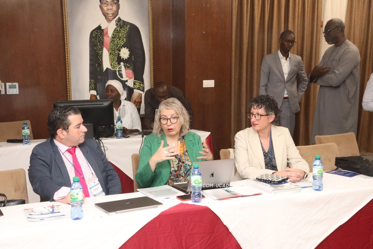 UCAD_Senegal's tweet photo. DCIAQ : Lancement du projet QADoc 
Le projet dénommé Capacitation pour l'évaluation et l'assurance qualité des formations doctorales et de la recherche (QADoc) a été officiellement lancé, ce mardi 23 avril 2024 à Dakar. 

Comme son nom l'indique, le projet a pour but de garantir la qualité de la formation dans les recherches doctorales. C’est ainsi qu’il cherche à mettre en commun les différentes expertises et expériences pour définir les normes de qualité dans les écoles doctorales et la recherche pour ensuite passer à l’évaluation de ces écoles doctorales pour une amélioration continue de la qualité de la recherche en Afrique. « Nous sommes actuellement à l’ère des accréditations et des certifications des programmes. Il est important que toutes les formations au sein de nos universités puissent atteindre ces standards internationaux leur permettant de répondre aux besoins du monde socioprofessionnel », a souligné le Pr Babacar Faye, représentant le Recteur, Pr Ahmadou Aly Mbaye.

 Le projet est né d’un consortium composé d’universités et d’agences nationales d’assurance qualité de trois pays africains que sont le Sénégal (UCAD et UGB), la Guinée et la République démocratique du Congo, mais aussi d’OBREAL, un consortium qui travaille dans la qualité de l’enseignement supérieur en Afrique. Financé dans le cadre du programme Erasmus, le projet est piloté par la Direction de la cellule interne d’assurance qualité (DCIAQ) de l’UCAD avec Pr Maguette Sylla Niang, en collaboration avec l’ANAQ-SUP. 

Ainsi, cette initiative devrait aider à créer des référentiels d'évaluation communs pour la formation doctorale, mais aussi le renforcement de la capacité des agences nationales d'assurance qualité ainsi que les universités et ministères.

 L’un des objectifs est aussi que chacune des écoles doctorales des universités concernées puissent s’auto-évaluer, mettre en évidence ses forces et ses faiblesses afin de mieux s’ajuster avant même une évaluation externe. #kebetu #ucad #compublique #senegal #recherche