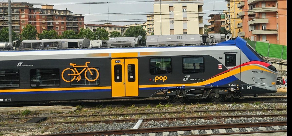 Mientras que aquí en 🇪🇸 <a href="/Renfe/">Renfe</a> prohíbe portar #VMP en sus trenes aún reconociendo que no han tenido ningún incidente con ellos, mientras <a href="/Alsa_autobuses/">Alsa</a> prohíbe portar #VMP y bicis 🔌, sin incidentes con ellos, en 🇮🇹 al contrario, lucen con orgullo que sí se puede.