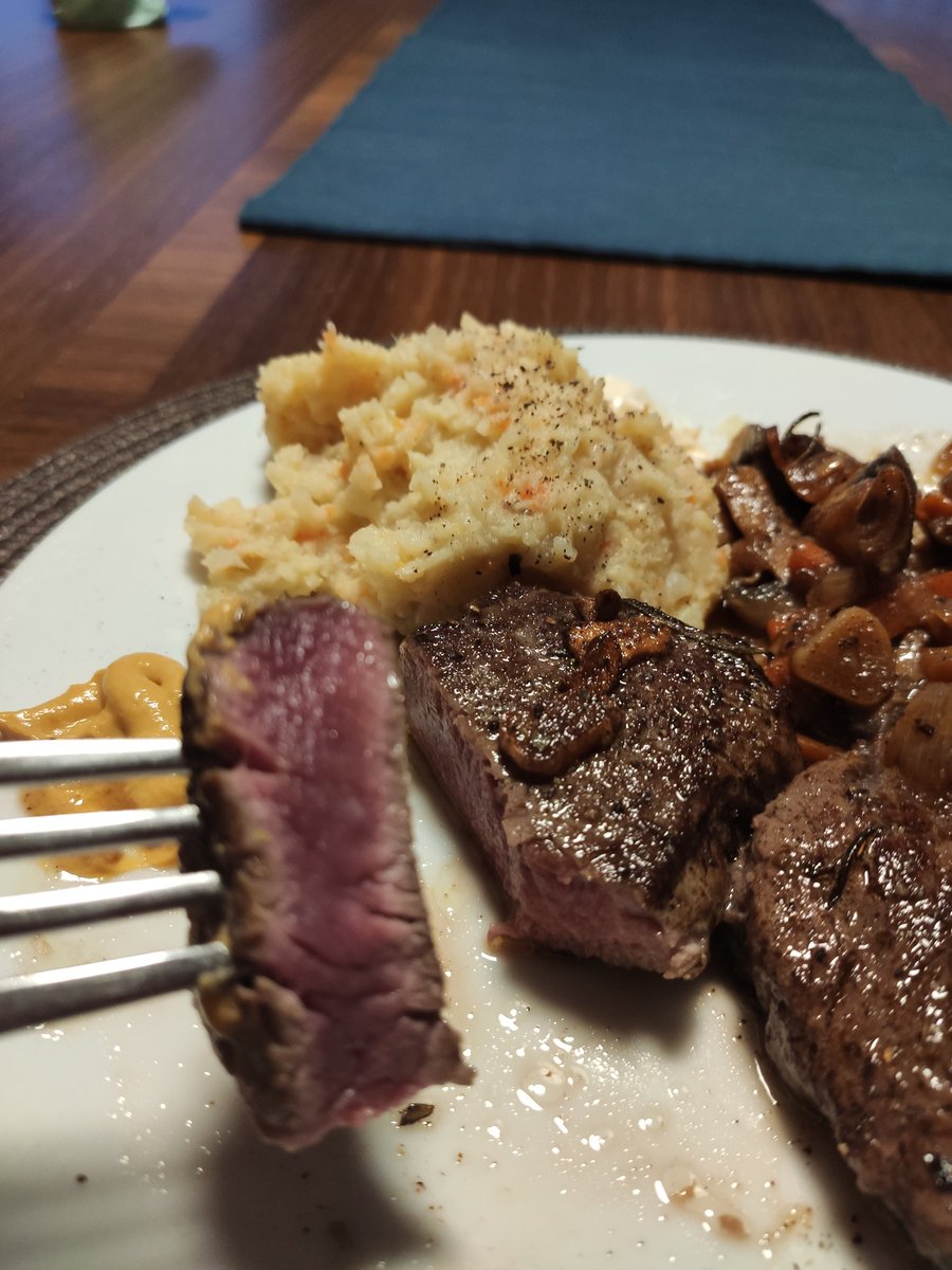 Cenani's tweet photo. Ancak gurmeler anlar...
#homecooking #steak #rare #azpişmiş #bonfile https://t.co/BZH5tNeQZ3