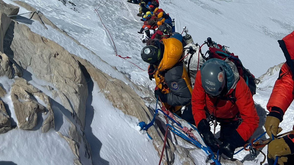 New study led by #InselGruppe and @unibern shows: One in three climbers develops cardiac arrhythmias during the ascent of Mount Everest. More: jamanetwork.com/journals/jamac… @MedFacultyUniBE