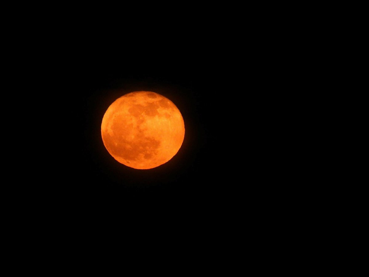 Vos images impressionnantes de la pleine Lune rose sur la Côte d'Azur ➡️ l.nicematin.com/zKf