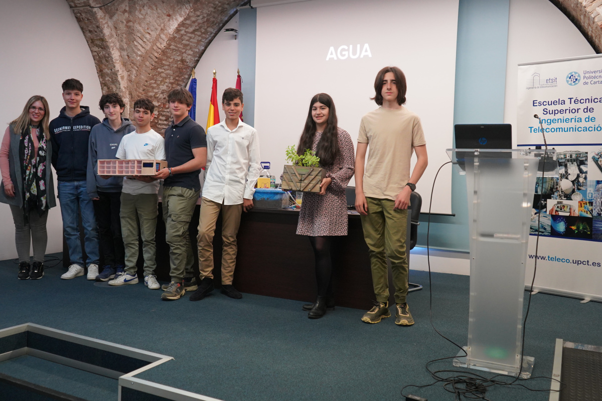 👏 Un pastillero automático de los estudiantes de Maristas La Merced @MurciaMaristas y un sensor de temperatura y pH de bajo coste ganan las Olimpiadas de Teleco. 📌 La olimpiada cuenta con la financiación de la @FundacionSeneca. 📲 onx.la/7f28f