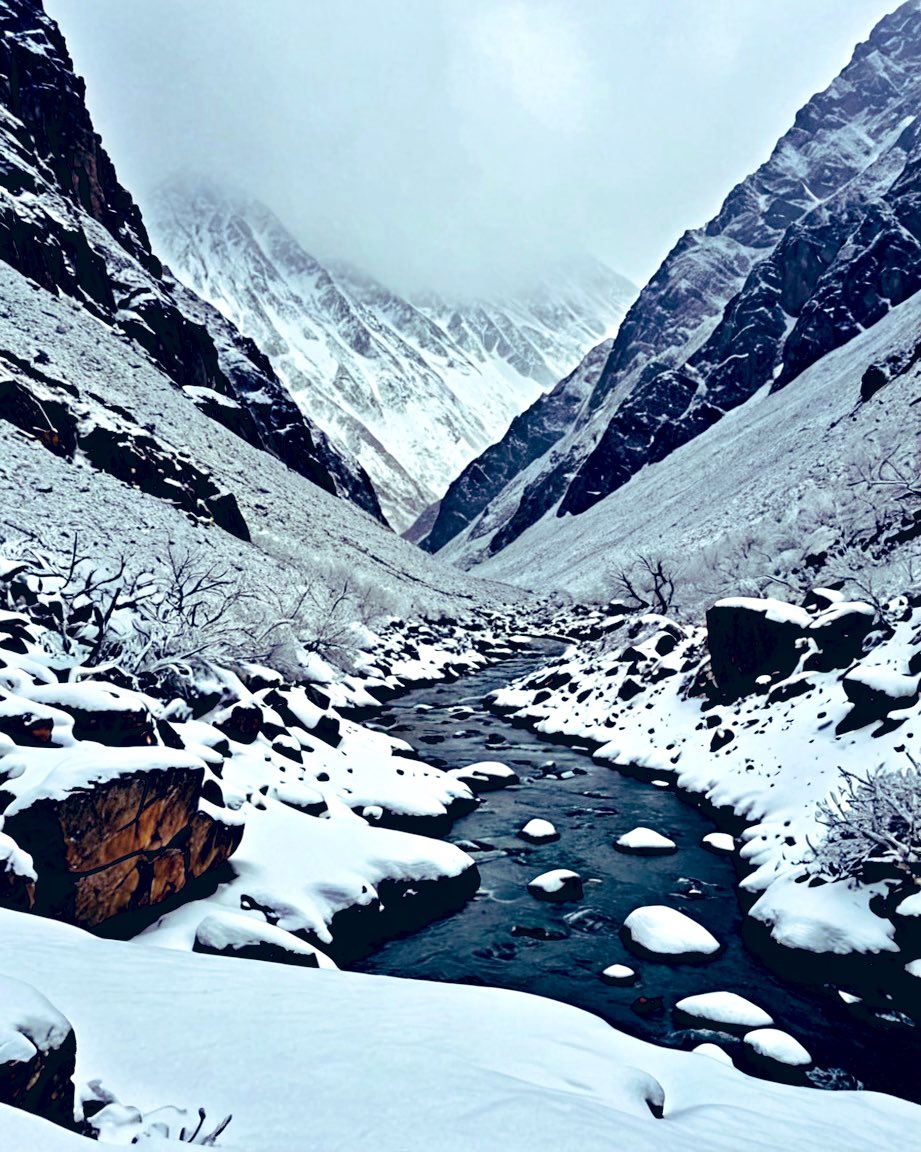There too many God gifted places in Pakistan. Pakistan experiences snow in certain regions due to its diverse topography and climate. The northern areas of Pakistan, such as the Karakoram, Hindu Kush, and Himalayan mountain ranges, have high elevations where snowfall occurs