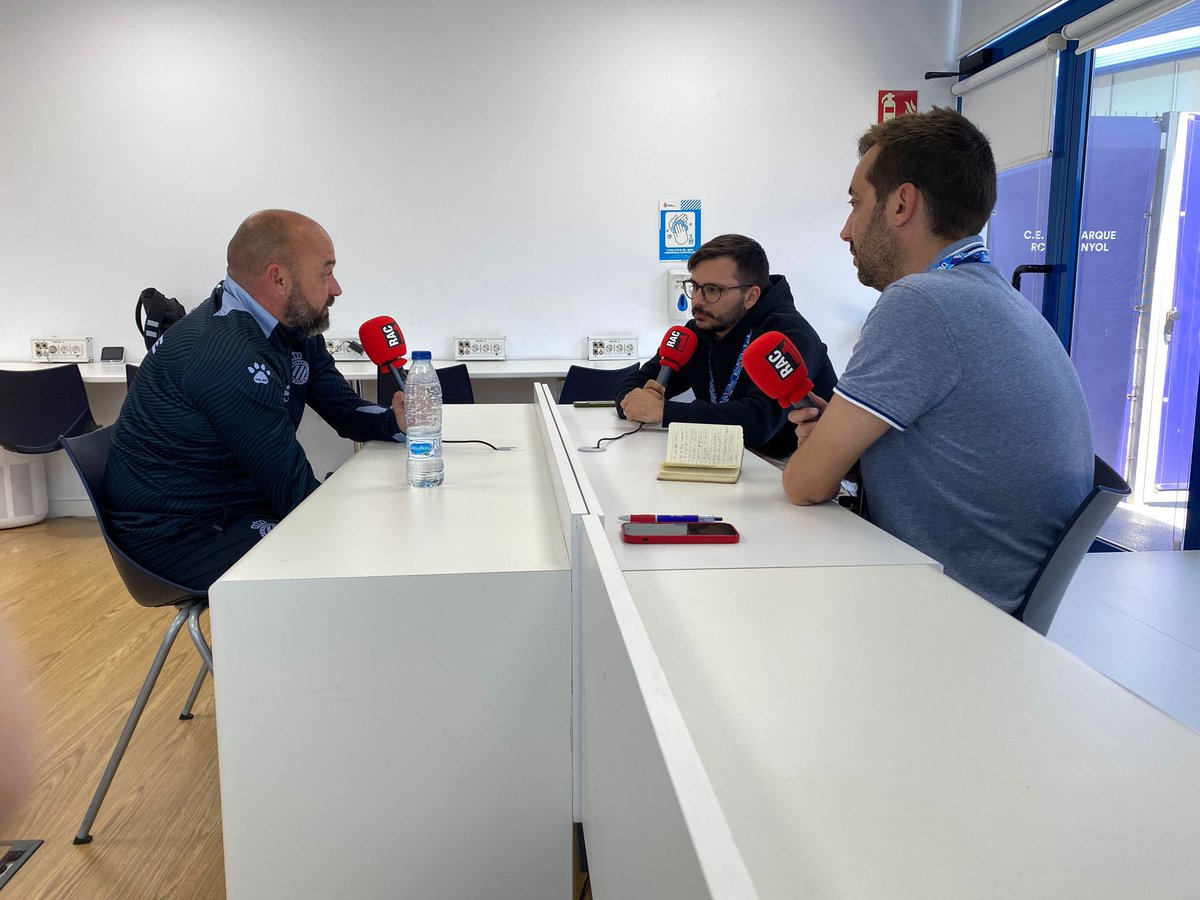 Estona i entrevista molt agradable amb Manolo González. Poder parlar de futbol amb els principals protagonistes és un luxe. De les persones més sinceres i honestes que he conegut mai davant d’un micròfon @EsportsRAC1 #RCDE