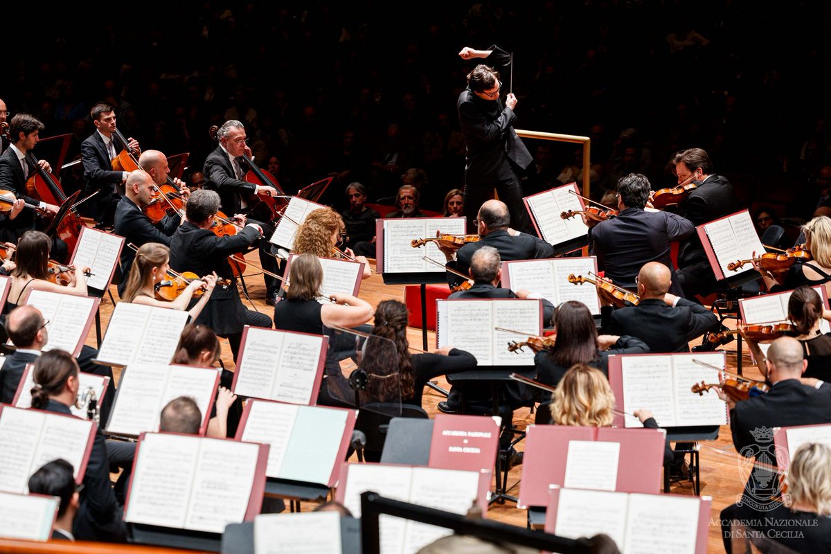 Alcuni scatti del travolgente debutto, ieri, di Tarmo Peltokoski alla guida della nostra Orchestra, del Coro e delle Voci Bianche insieme al pianista Alexandre Tharaud e al basso Giorgi Manoshvili per il primo dei tre concerti in programma questa settimana santacecilia.it/concerti