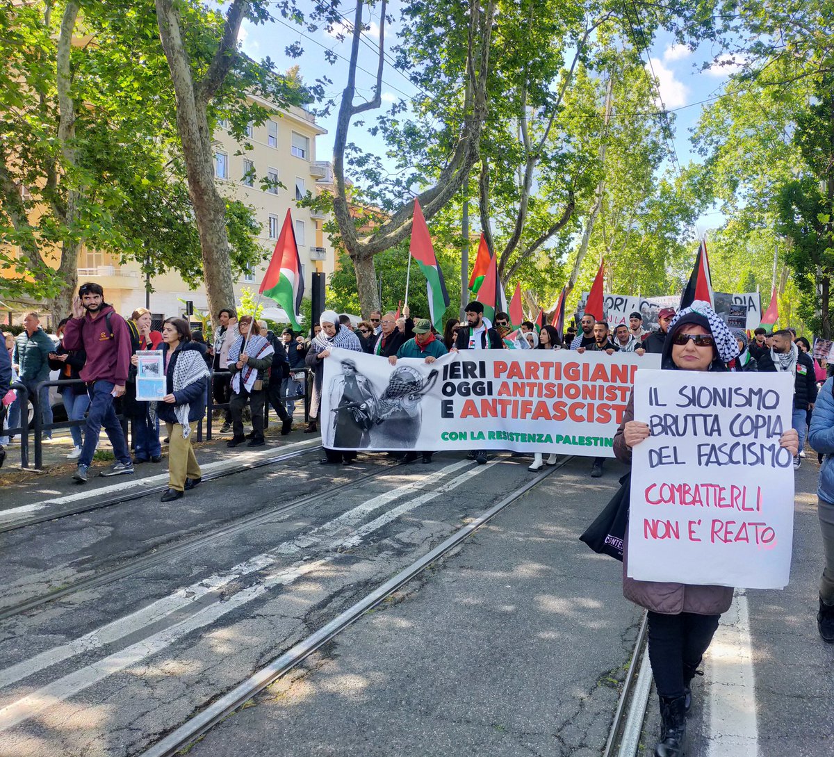 #25aprile 
Dopo la contestazione a Piramide della brigata ebraica- vergognosamente scortata dai fascisti e protetta dalla complicità degli organizzatori e dal pesante schieramento di polizia- ci muoviamo in corteo.
Fuori il #fascismo e il #sionismo dalla storia.
 #FreePalestine