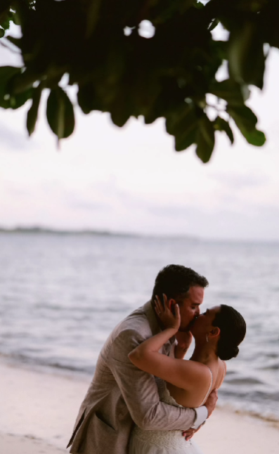 News5PH's tweet photo. PATRON NG MGA BROKEN-HEARTED, NOW SIGNING OFF!
Ibinahagi ni #AngelicaPanganiban ang mga larawang kuha sa second wedding nila ng asawang si #GreggHoman kasama ang kanilang anak na si #Amila. #News5
📸: Angelica Panganiban (Instagram) https://t.co/NViym1gLgO