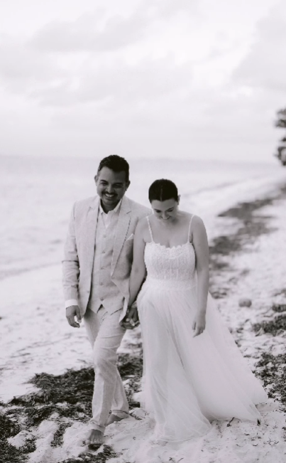 News5PH's tweet photo. PATRON NG MGA BROKEN-HEARTED, NOW SIGNING OFF!
Ibinahagi ni #AngelicaPanganiban ang mga larawang kuha sa second wedding nila ng asawang si #GreggHoman kasama ang kanilang anak na si #Amila. #News5
📸: Angelica Panganiban (Instagram) https://t.co/NViym1gLgO