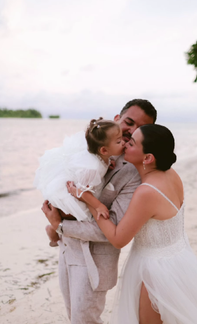 News5PH's tweet photo. PATRON NG MGA BROKEN-HEARTED, NOW SIGNING OFF!
Ibinahagi ni #AngelicaPanganiban ang mga larawang kuha sa second wedding nila ng asawang si #GreggHoman kasama ang kanilang anak na si #Amila. #News5
📸: Angelica Panganiban (Instagram) https://t.co/NViym1gLgO