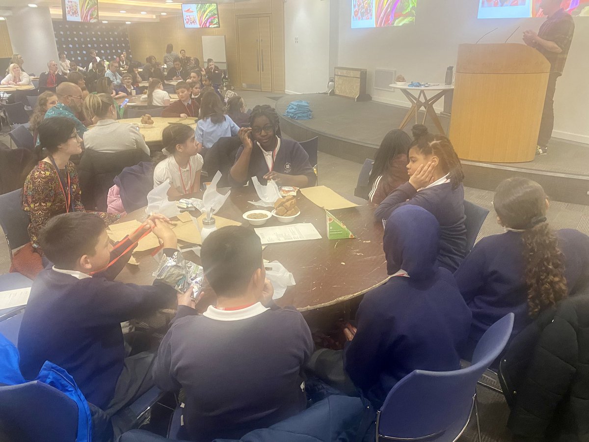 Just loved meeting students at the @CoopAcademies #eco conference in the @coopuk office this week. Rapt attention all round. 🤩 Difficult question of the day ‘Why is it called Angel Square when it’s mostly round!’🙄 The future is in safe hands 🙌 🌳🍃🐛