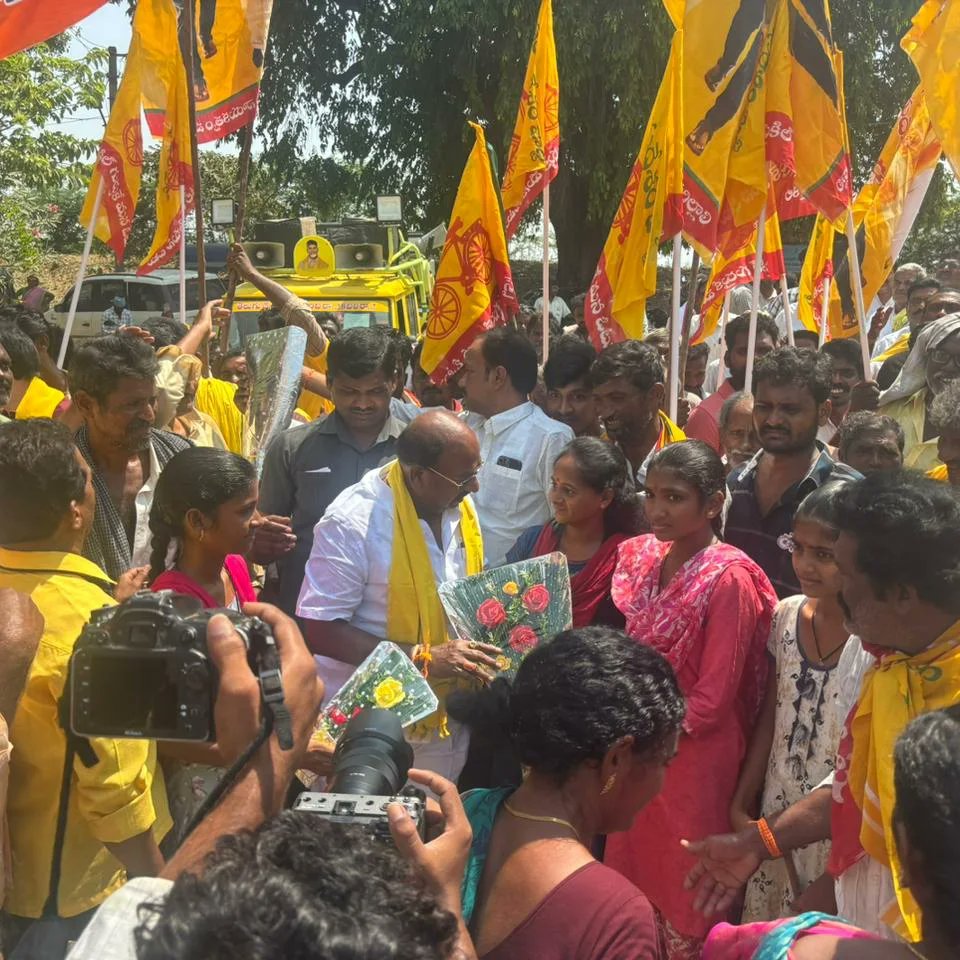 Kurugondla_TDP's tweet photo. సైదాపురం మండలం వేమలచేడు గ్రామంలో ఎన్నికల ప్రచారం నిర్వహించిన ఎన్డీఏ కూటమి ఎమ్మెల్యే అభ్యర్థి కురుగొండ్ల రామకృష్ణ గారు..
#KurugondlaRamakrishna
#KurugondlaForVenkatagiri
#KurugondlaLakshmiSaiPriya
#yuvagalam
#shankaravam
#CBN
#Naralokesh
#jarugujagan
#YSRCPfail
#VoteForCycle https://t.co/2aZask20hN
