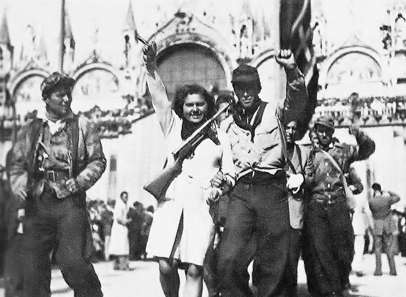 #taldiacomavui de 1945 les tropes nazifeixistes es rendien a Torí, Gènova i Milà davant l’ofensiva partisana i les vagues que paralitzaven el nord del país.

Després de 18mesos de lluita, la resistència antifeixista acabava amb l’ocupació nazi i tombava el règim feixista a Itàlia