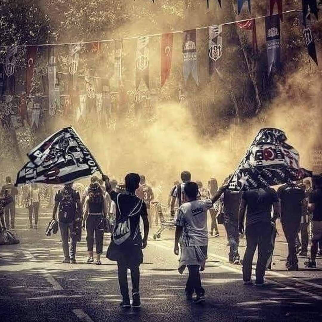 Günü aydın yapan güneş'in doğuşu değil, Yüreğin umutlara uyanışıdır....!! Gününüz Aydın Olsun🦅 Günaydın 🖤🤍 #HamburgBeşiktaşlılarBirliği