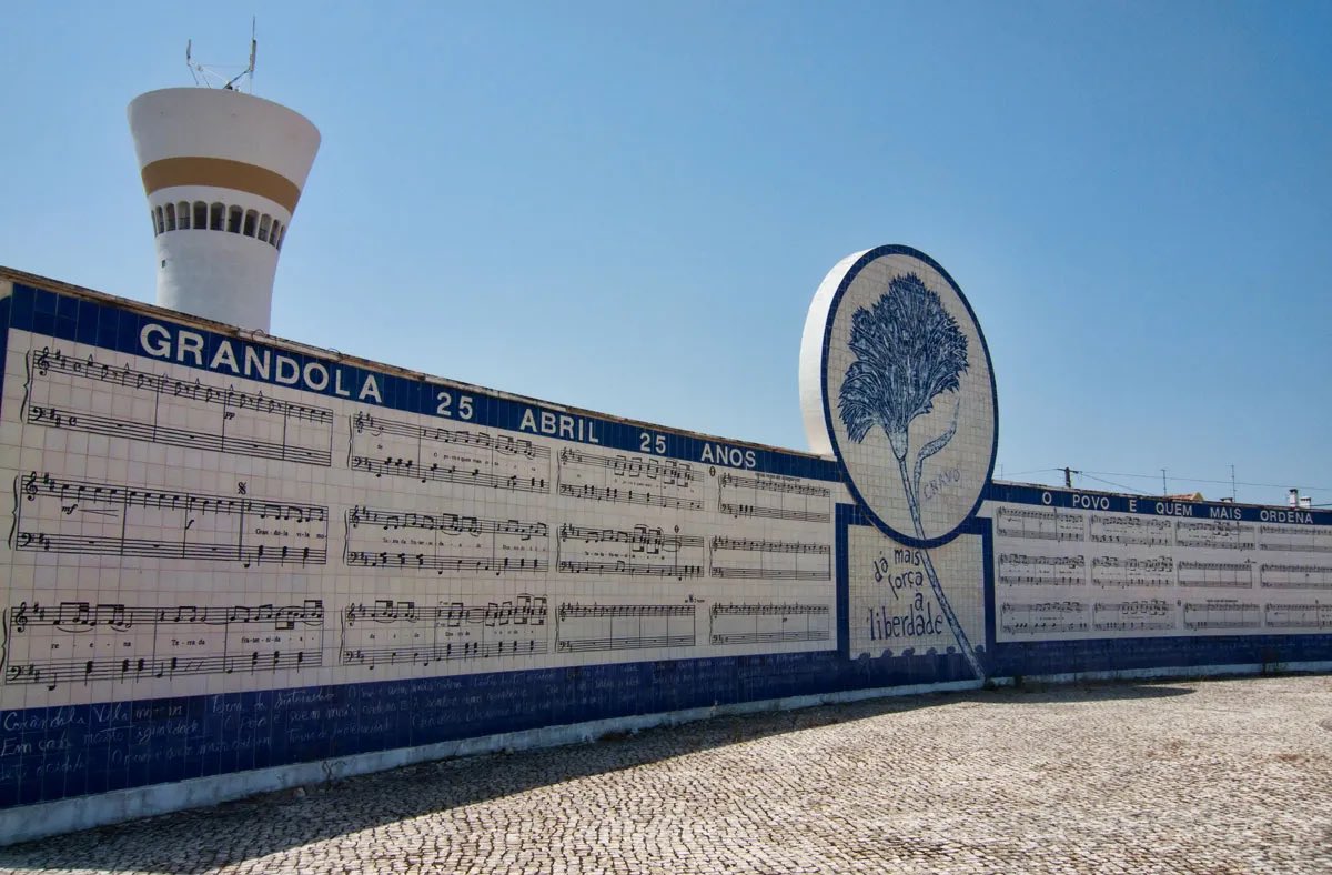 AmauryGnclvs's tweet photo. 🎵 « Em cada esquina um amigo,
Em cada rosto igualdade, 
Grandôla, vila morena, 
Terra de fraternidade ! »

Le 25 Avril 1974, ce chant de Zeca Afonso donne le second signal annonçant le début d’un soulèvement militaire contre la dictature. La Œillets sont en marche. https://t.co/wnrsmw4tmo