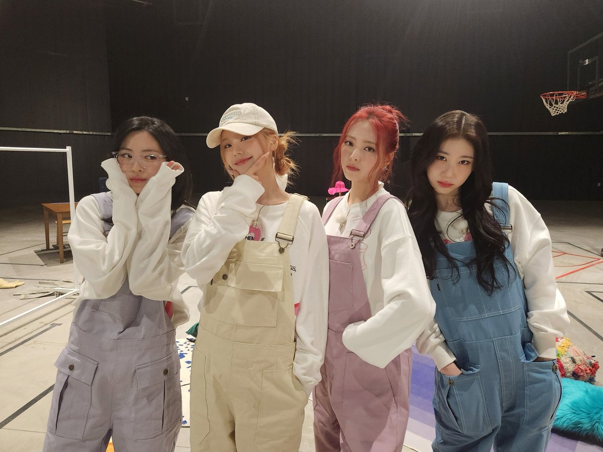 ITZYofficial's tweet photo. 띄어쓰기의 중요성_IT’ZZZ 트릭샷ver.
ㄴ 퇴근... 해보고 싶어🥲
ㄴ 퇴근해, 보고 싶어💗

칼퇴의 주인공은? 다음 주 목요일 IT'ZZZ에서!

#ITZY #MIDZY @ITZYofficial
#ITZZZ #ITㅋㅋㅋ https://t.co/F4pxfCImuM
