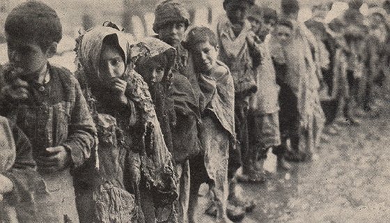 __Verlaine__'s tweet photo. Hier nos médias sont restés discrets sur le génocide arménien.
Le 24 avril 1915 l'Empire ottoman démarre l'annihilation physique des chrétiens arméniens.
Environ 1,5 million d'Arméniens vivaient dans l'Empire, entre 664 000 et 1,2 million de personnes ont péri durant ce génocide.
Une pensée pour le peuple arménien 🇦🇲