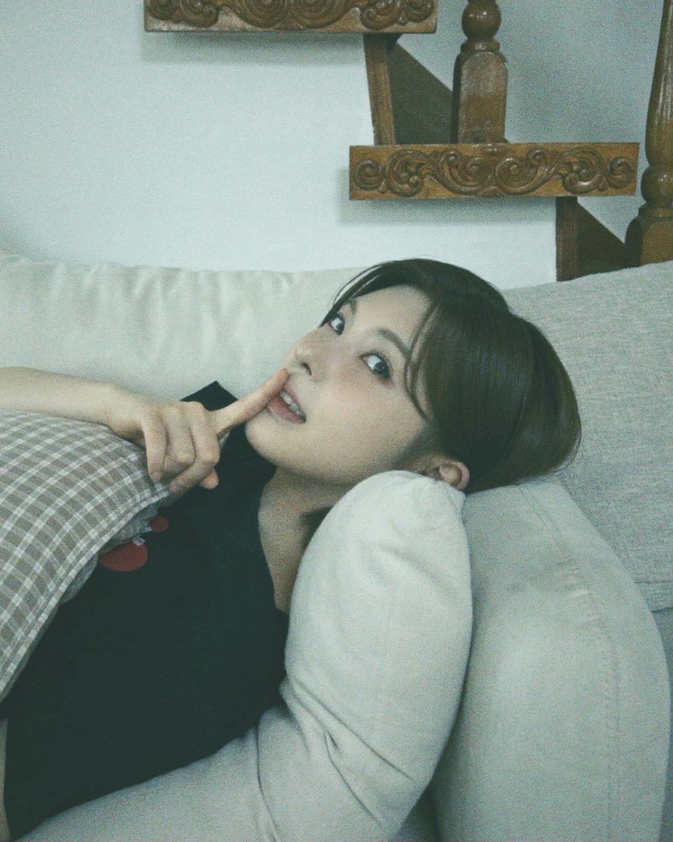 [📸] #회포자 

🏠😴💤🛋️
🖤 youtu.be/HWEY5G7bw-Y 

#NMIXX #엔믹스
#배이 #BAE