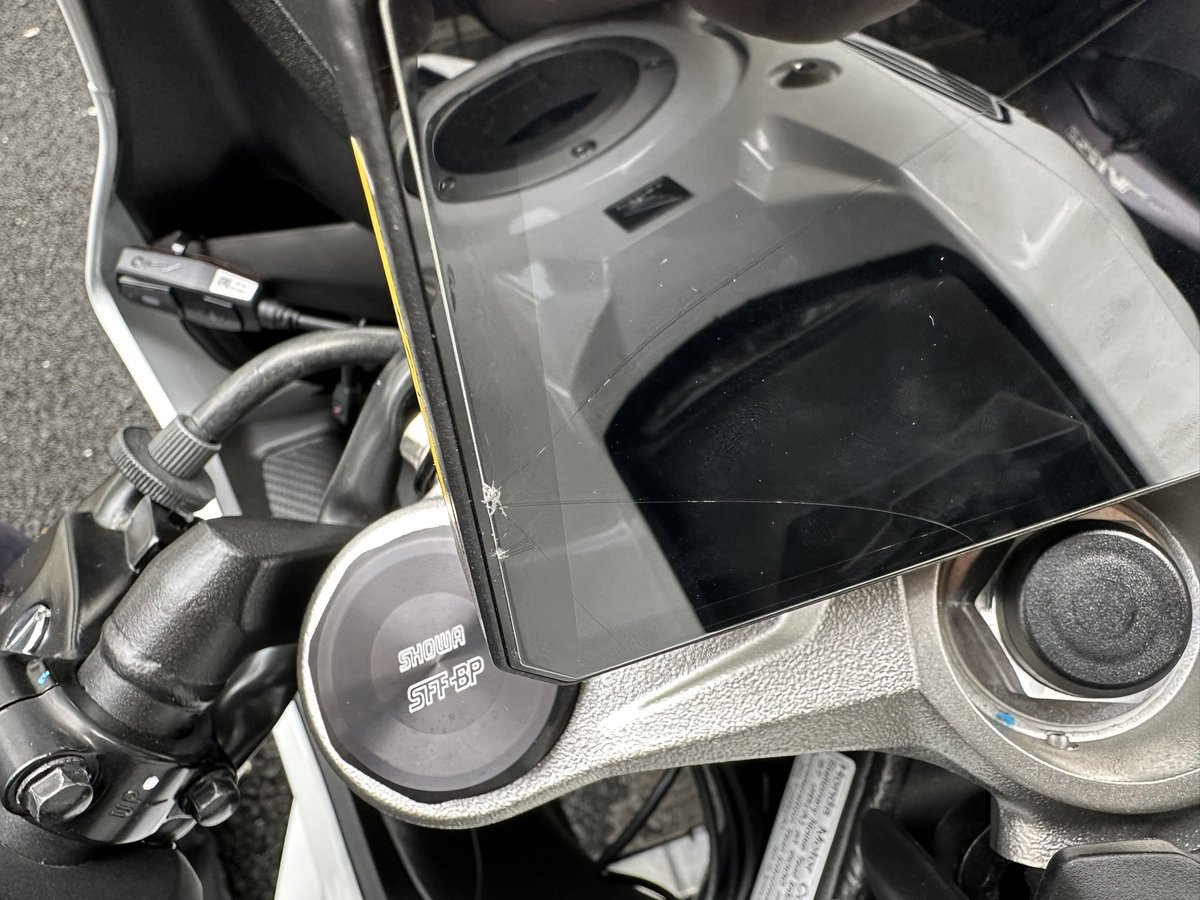 gongeJPN's tweet photo. 割れた、あーあ。
#Alienrider #M2pro https://t.co/Lis7sM64pO