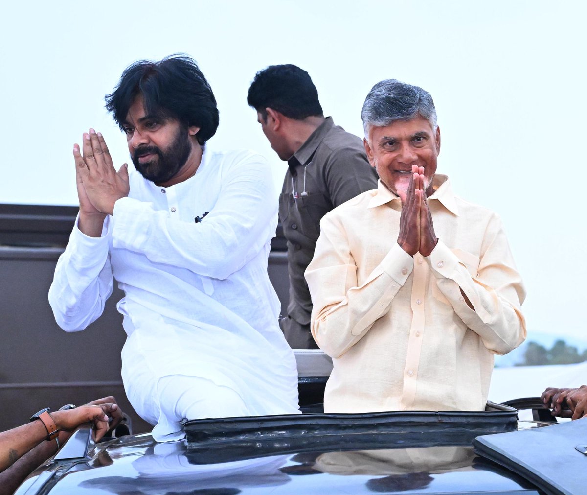 sivazeestudio's tweet photo. కులాల మధ్య కొట్లాట పెడదాం అనుకున్నారు... అవ్వలేదు💔

కులపెద్దలను వాడి జనసేన ను గబ్బు లేపుదాం అనుకున్నారు.. అవ్వలేదు💔

కోవర్ట్ లకు జనసేన నుండి ఒక 10 టికెట్ లు వస్తాయి అవి కొట్టేయచ్చు అనుకున్నారు ... అవ్వలేదు💔

మళ్ళీ హవాయి చెప్పుల బ్యాచ్ కు జనసేన లో టికెట్ లు వస్తాయి వాళ్ళను కొనేద్దాం అనుకున్నారు... అవ్వలేదు💔

తక్కువ సీట్లు అని ప్రచారం చేసి... ఓట్ ట్రాన్స్ఫర్ కాకుండా చూద్దాం అనుకున్నారు ... అవ్వలేదు💔

టికెట్ లు రాని వాళ్ళను రెబెల్స్ గా పోటీ చేయొద్దాం అనుకున్నారు... అవ్వలేదు💔

మిగిలింది మని పాలిటిక్స్... ఏమీ మీరు ఇస్తేనే తీసుకుంటారు "కూటమి" ఇస్తే తీసుకోరా?? @YSRCParty...
💔💔💔💔

Mr Jagan @ysjagan ur losing very big..✍️✍️✍️
#TDP #YSRCP #BJP #Janasena