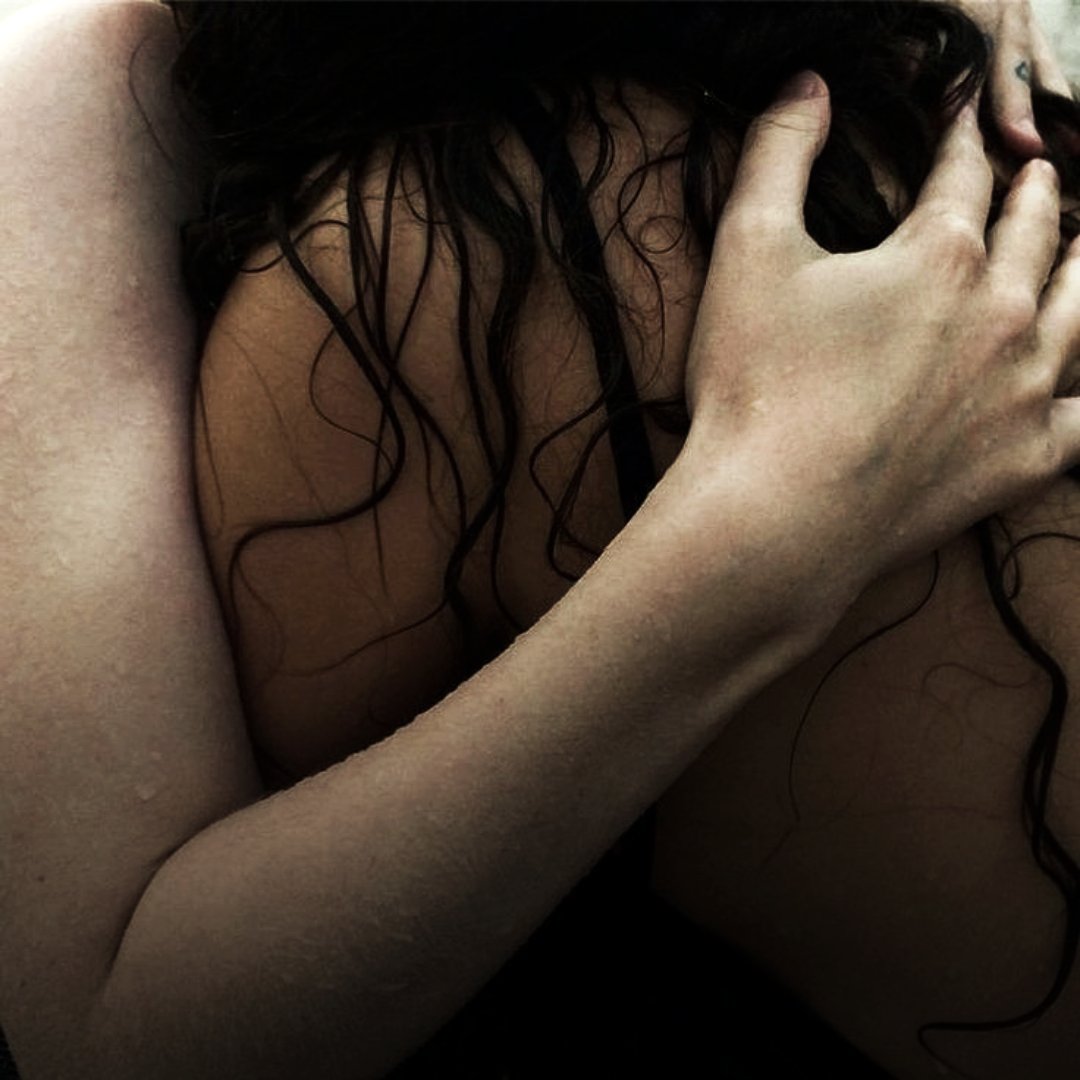 после всего, что случилось, можете подумать, что я не заслуживаю ничего хорошего, и, поверьте, я думала так же. 

я никогда не ждала прощения и не искала его, особенно от нее, человека, которому причинила больше всего боли. но приятно, когда кто-то рядом со мной.