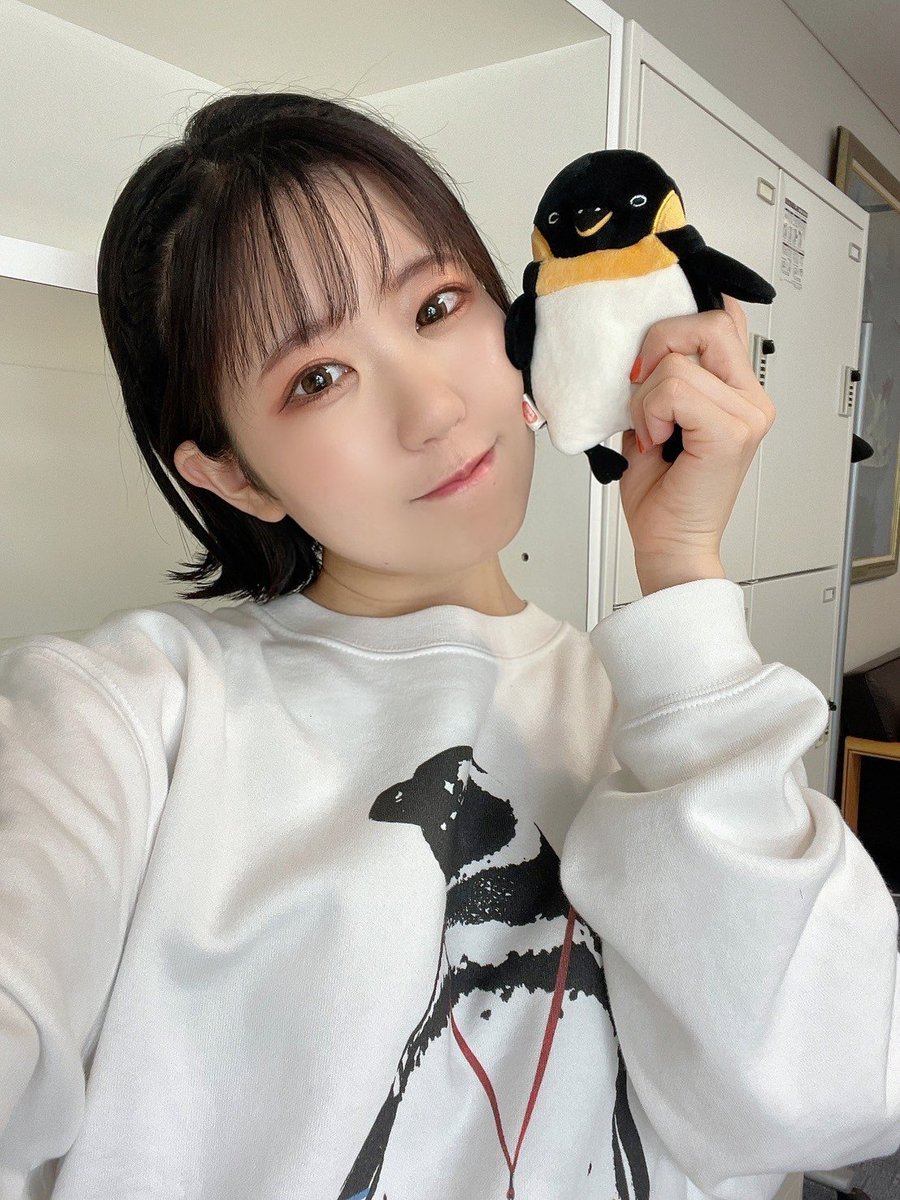 naobou_official's tweet photo. #世界ペンギンの日 

今年に入ってからたくさんペン活できました！！🐧
親子ペンギンに会えたり、初めて餌やりもできたり、コウペンちゃんとゆるキャン△コラボグッズを買いにいったり💞

可愛い生き物たちが安心して暮らせる地球でありますように。
私もできることをコツコツと……！💡（東山奈央） https://t.co/e7DPvPLINd