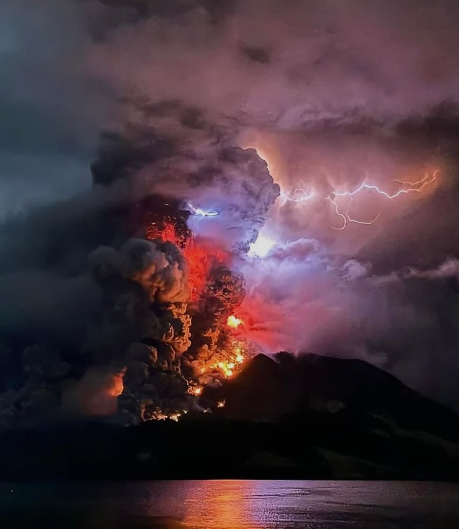 La erupción del volcán Ruang, en Indonesia, lleva liberadas 300.000 ton de dióx de azufre a la atmósfera.
Su llegada continuada a la estratosfera podría provocar un enfrentamiento global.
En 1991 el Pinatubo liberó 17 millones de toneladas bajando 0.5⁰ la temperatura.
Hilo 1/3⬇️