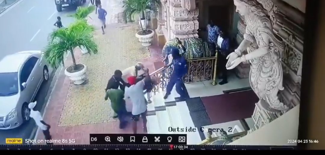 Day Light robbery in Mombasa. I wonder why this security man never helped. Watch ♣👇🏿