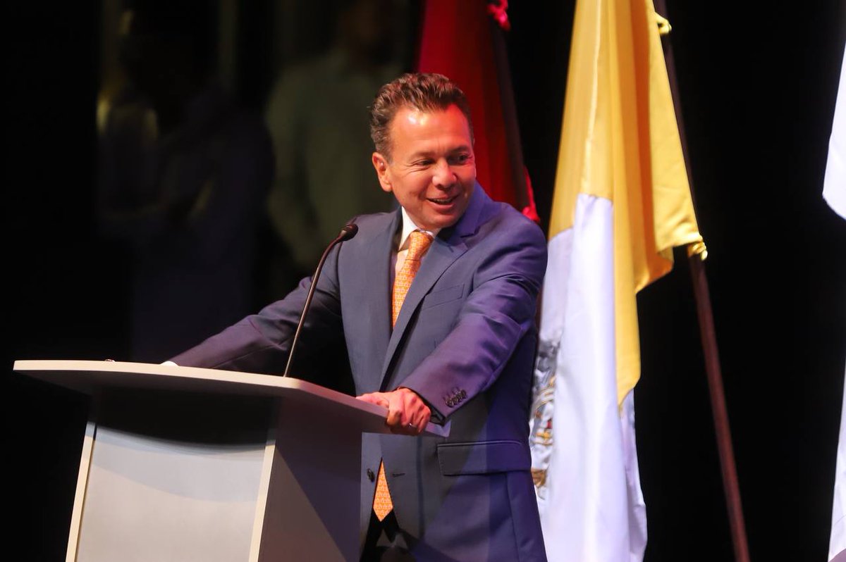 PabloLemusN's tweet photo. Me dio mucho gusto asistir a la 9ª Edición del Congreso Emprendiendo Jóvenes 'Transformando Desafíos en Oportunidades'. Hace aproximadamente nueve años, inauguré este mismo congreso, y hoy regreso con alegría 😃 en un rol diferente, pero con el mismo entusiasmo. 

Ver a las y los jóvenes es como mirar hacia el pasado y verme a mí mismo. Hoy inauguramos este evento, pero también aprovechamos la oportunidad para resaltar la importancia de la participación de las juventudes en la vida institucional, política y electoral de nuestro país. 

Si tomamos decisiones acertadas en inversión, desarrollo, aprovechamos el efecto del Nearshoring y apoyamos a las empresas locales, brindándoles financiamiento y reducimos la burocracia y la corrupción, permitiremos que las empresas prosperen en nuestro estado.

Durante los próximos seis años, me comprometo a impulsar el emprendimiento basado en ciencia 🔬, innovación 💡 y tecnología 🖥️, para que Jalisco sea un ejemplo mundial 🌎, como lo demuestran Zapopan y Guadalajara, los dos municipios que lideran la generación de empleo a nivel nacional. 

Agradezco 🙏 la invitación y cuenten con mi apoyo para colaborar con todas y todos ustedes en este camino hacia un futuro próspero y prometedor. ¡Ánimo, #Jalisco! Seguimos trabajando bien y de buenas.

#YoJalisco #SiempreMejores #SiempreJalisco