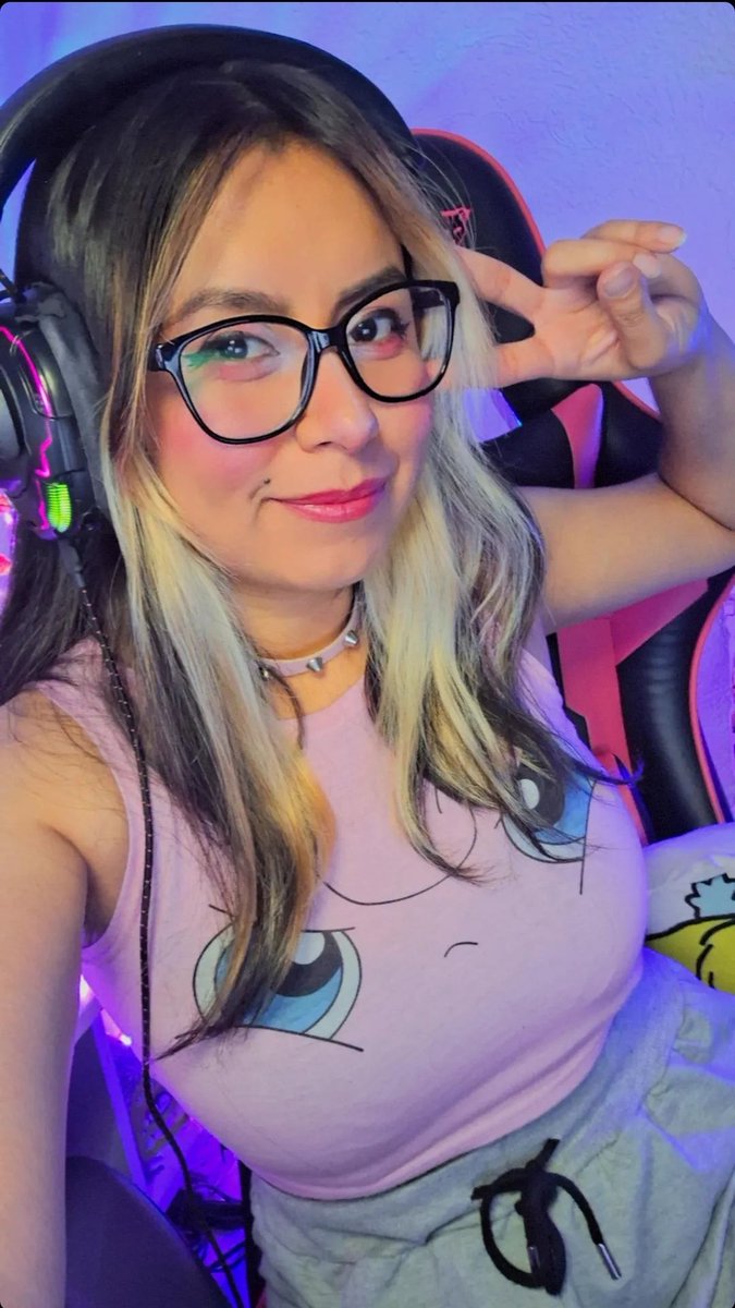 En el cumpleMiu
Twitch.tv/KnifyMiu 🎂