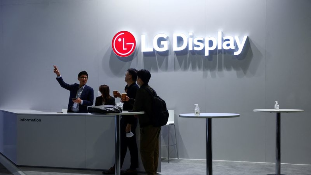 LG Display returns to quarterly loss on drop in off-season demand cna.asia/49RukUj