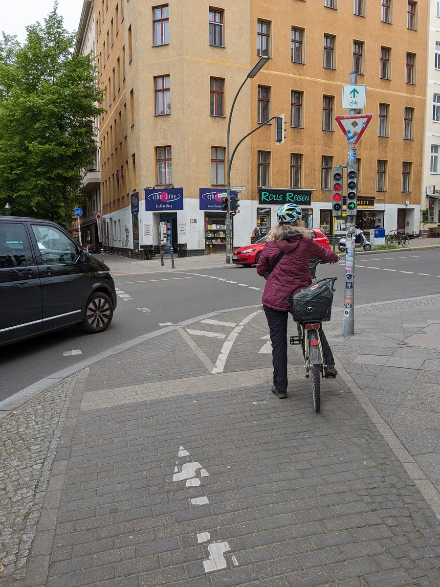 #berlin #CyclistsWaiting for green #citylcycling #fahrradalltag #traffic #photoseries