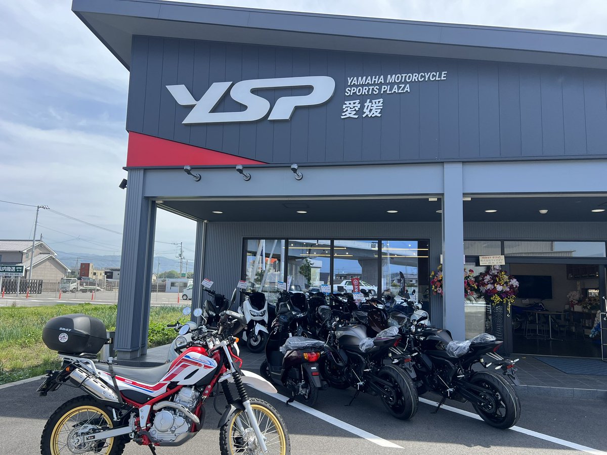mikiton_k's tweet image. 新装開店後、初めてYSP愛媛さんにお邪魔しました(^_^)
セローに新しいステッカー貼ってもらいました！
新車は滋賀で下ろされたみたいで、YSP滋賀のステッカー貼ってましたが、横に貼りましたー♪
滋賀は、親父の出身地なんで縁もゆかりも有るから剥がせないんで(*´꒳`*)

#YSP愛媛
 #COLOR1
#YSP滋賀