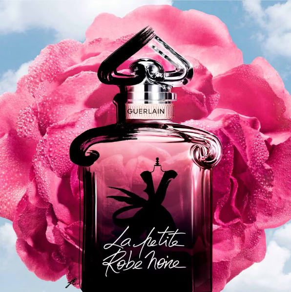 #LeSaviezVous? Le parfum « La Petite Robe noire » de Guerlain, mis au point par Sylvaine Delacourte, doit son nom à une pièce iconique de mode de Coco Chanel. Le nom n’avait pas été déposé, Guerlain s’est donc empressé de le faire pour baptiser son parfum en 2012.