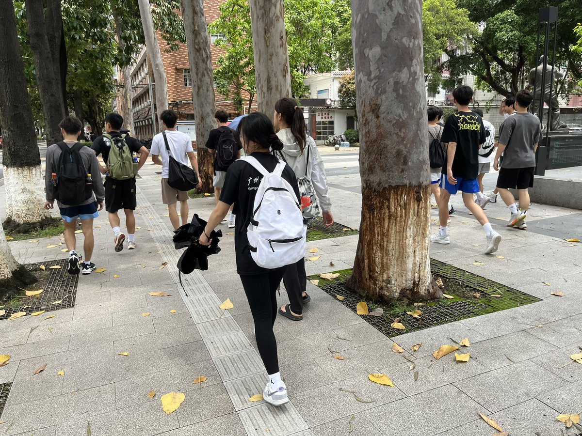 来广州，怎么能不来广体？全是体育生，一个个全是结实的手臂和小腿，我真的太爱了。😍😍😍