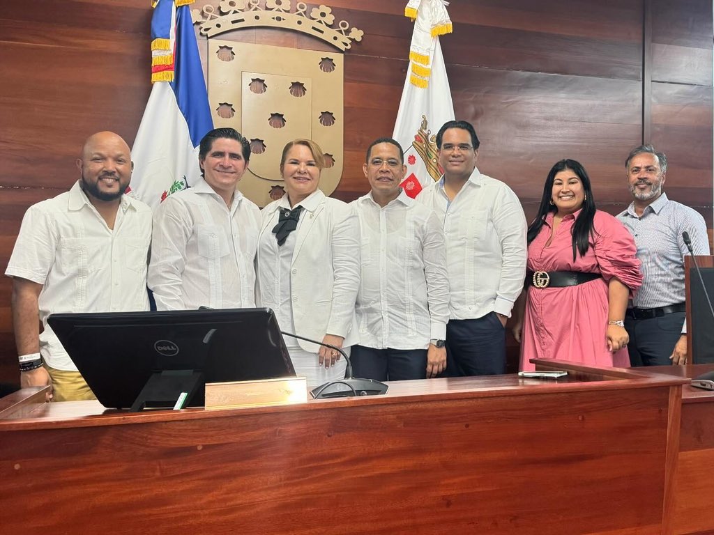Fernan2bonilla's tweet photo. Hoy inicia la transformación de Santiago con la toma de posesión del alcalde @ulisesrodg y nuestra regidora @Yuderkacastell6 por @JSocialDO.
#SantiagoSeTransforma #TomaDePosesion #MunicipoSantiago #UlisesAlcalde #JusticiaSocial #YuderkaRegidora https://t.co/vmAqShPOzh