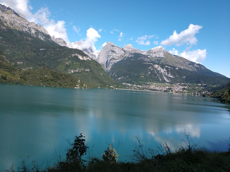 #Trentino: Umgeben von der majestätischen Bergkette der Brenta-Gruppe bezaubert der #Molveno-#See Besucherinnen und Besucher mit seinem blauen Wasser.👉sonoitalia.de/der-molvenosee… @SonoitaliaInfo @VisitTrentino
