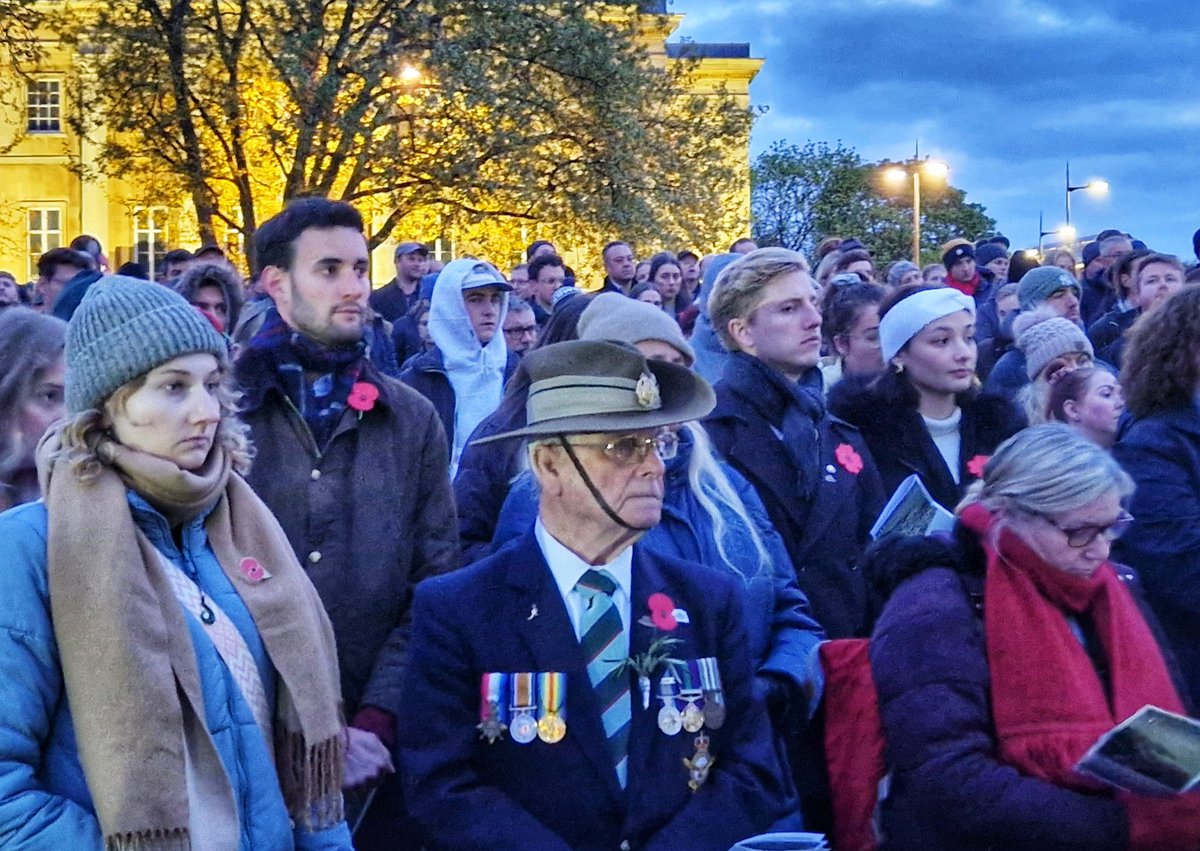 Wonderful to see so many turn out for this morning's Dawn Service in London, including The Duke of Edinburgh. #AnzacDay2024