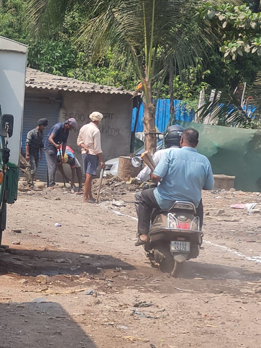 RAMYCHAUHAN's tweet photo. @MumbaiPolice @mybmcWardRN @mybmc @IqbalSinghChah2 @CPMumbaiPolice  unathorised construction and encroachment on the open plot of Land by Land Mafia Mr. Sudhakar Shetty at Patil Compound, nr. Kumar Beer Shop, Waghdevi Nagar, Vaishali Nagar, Dahisar East, R/N Ward No. 4, MCGM https://t.co/PMqxENmdN3