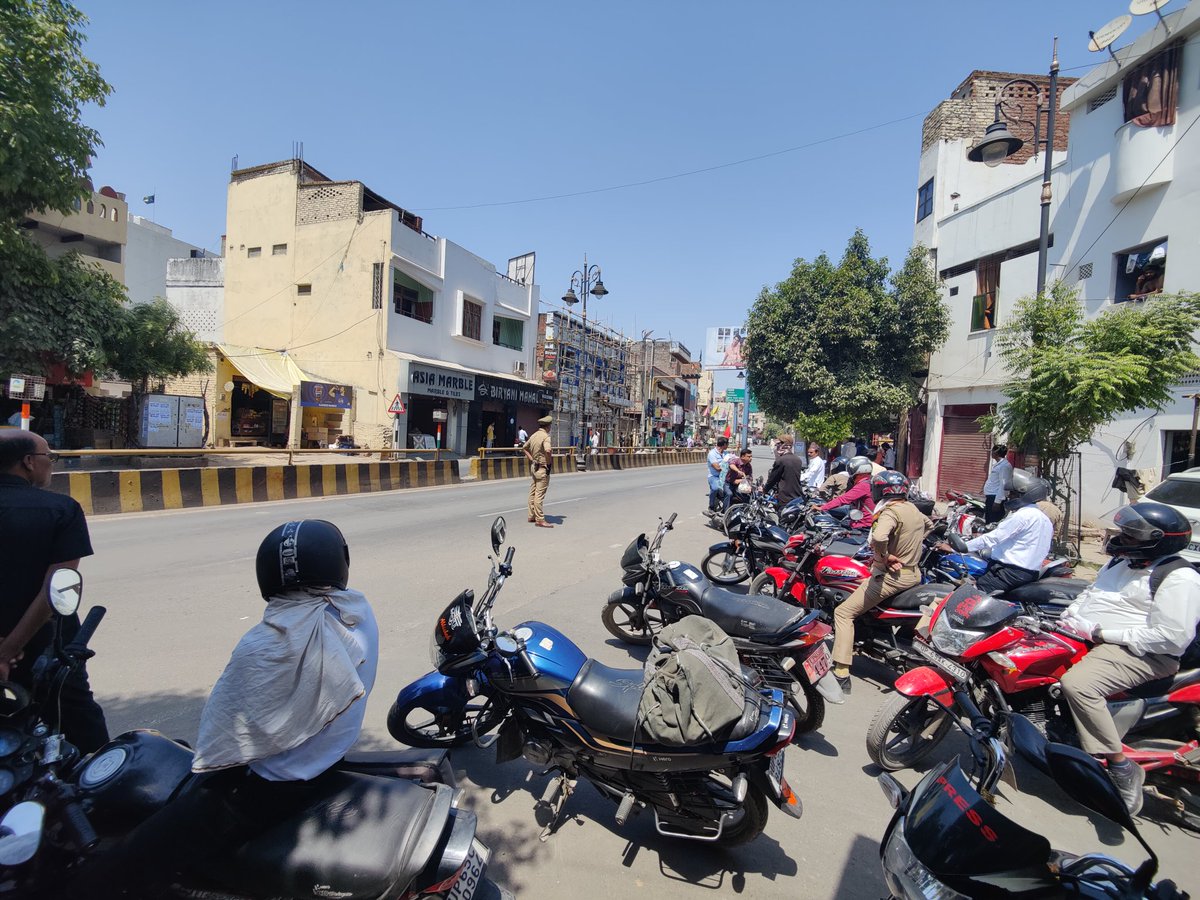 Traffic Jam since 30 mins. Because of @narendramodi and @AmitShahOffice
and @BJP4India

Current Location: Kachehri Chauraha
Audio on police walkie talkie: Current location Kabir Chaura paar karte hue (which is on the opposite corner of the city)

#TrafficAlert 
@ZeeNews