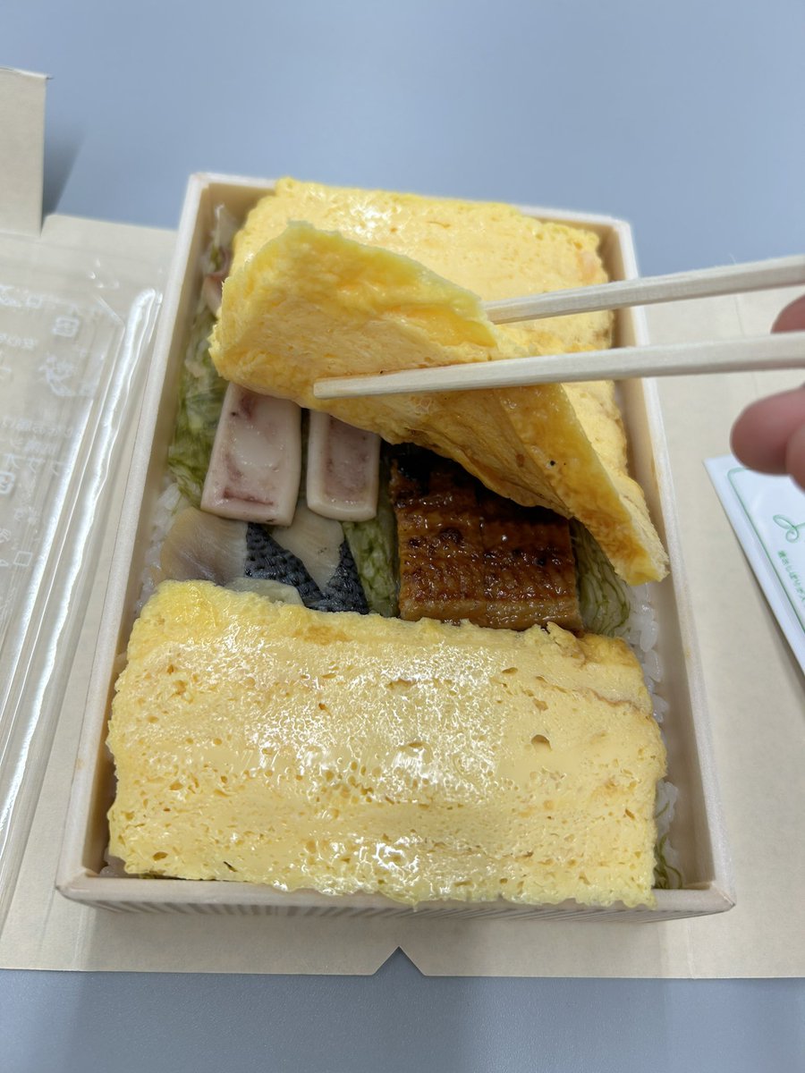 NiigataUrology's tweet photo. こちらでは、えび千両ちらしの中身をご紹介します。エビそぼろの乗った卵焼き弁当だと思いきや…？鰻、コハダ、蒸し海老、ボイルいかを発見！
海鮮に慣れ親しんでいる新潟県民も舌を巻く美味しさです。 https://t.co/OYJgccYRny