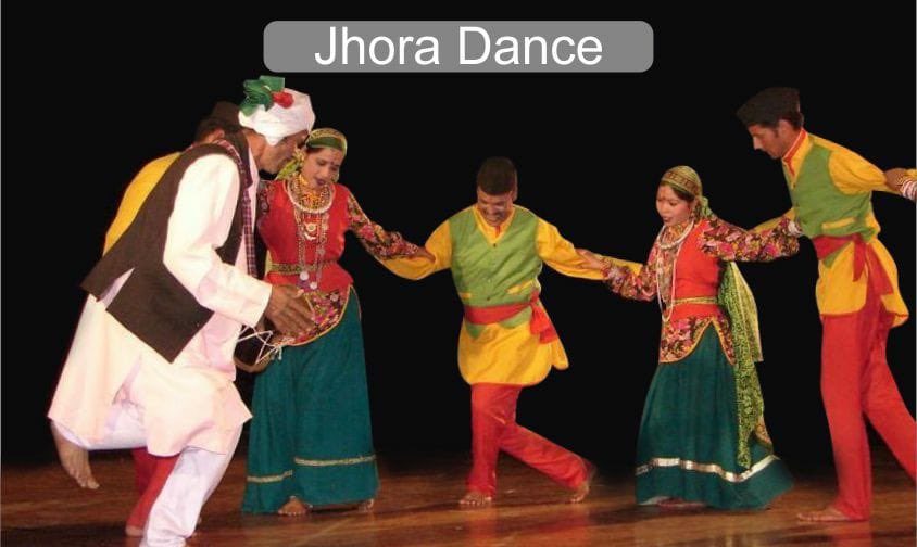 #TarianINDIA

Tarian Jhora dari Uttarakhand menggambarkan permulaan musim semi dan dibawakan oleh orang-orang yang bergerak melingkar sambil berpegangan tangan dan sedikit menekuk badan ke depan saat bergerak.

📸: @UTDBofficial 
#75thIndiaIndonesia