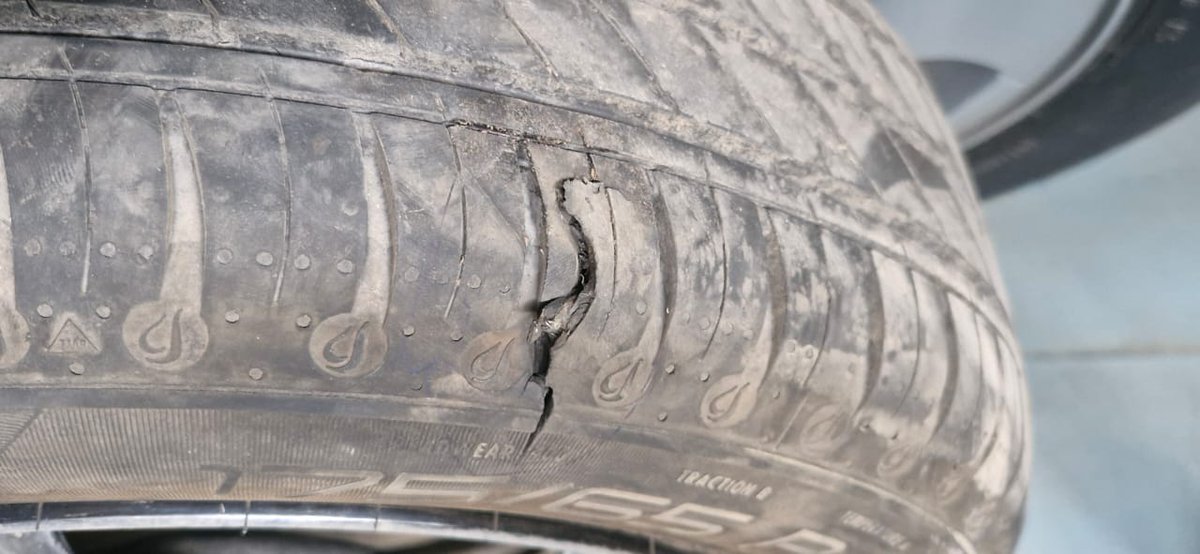 ashusaini04's tweet photo. @apollotyres @TataMotors This is the condition of the tyre of a new car tyre run only 14523. Tyre burst on the straight Plain Road. Apollo Tyre is now claiming that this tyre has a sidewall impact. Even a layman can tell that this tyre has not any sidewall impact. https://t.co/EojMr0a5WJ