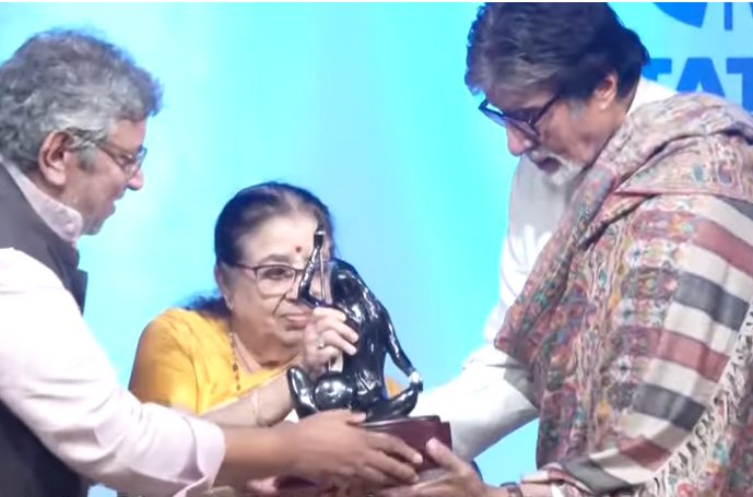 Amitabh Bachchan honored with Lata Deenanath Mangeshkar Puraskar dlvr.it/T5zW7z