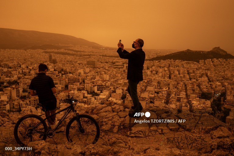 AFPphoto's tweet image. #Greece suffers new round of Saharan dust pollution. 
📷 Angelos Tzortzinis #AFP