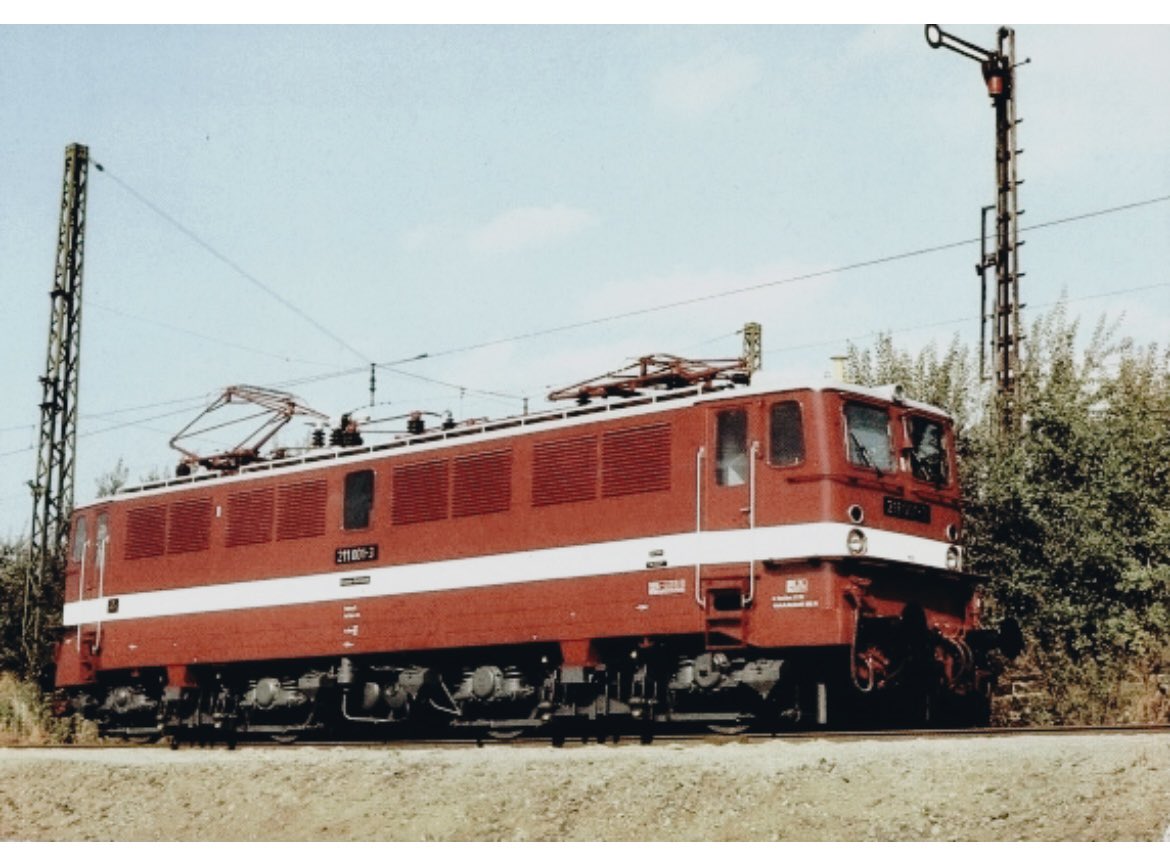 Baureihe 211: Meilenstein der DDR-#Eisenbahn-#Technik.
Diese 1962 gebaute #Lokomotive, einst als Baureihe E 11 bekannt, symbolisiert den Fortschritt der Elektrifizierung in der #DDR (85,2 to und 120 km/h). #deutschebahn #e11 #bahn #zug #design #train #railways #rail4 #lokführer