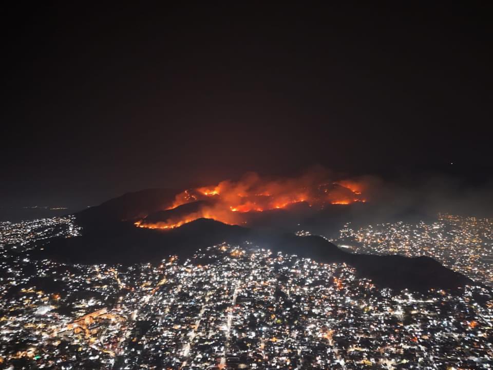 parranat's tweet photo. #Acapulco y el terrible incendio forestal en el ANP El Veladero, la flora y la fauna los mas afectados. A seis meses del #HuracánOtis  Nuestro pulmón verde se quema 😪
(Foto: red) https://t.co/xaW4mkDgzg